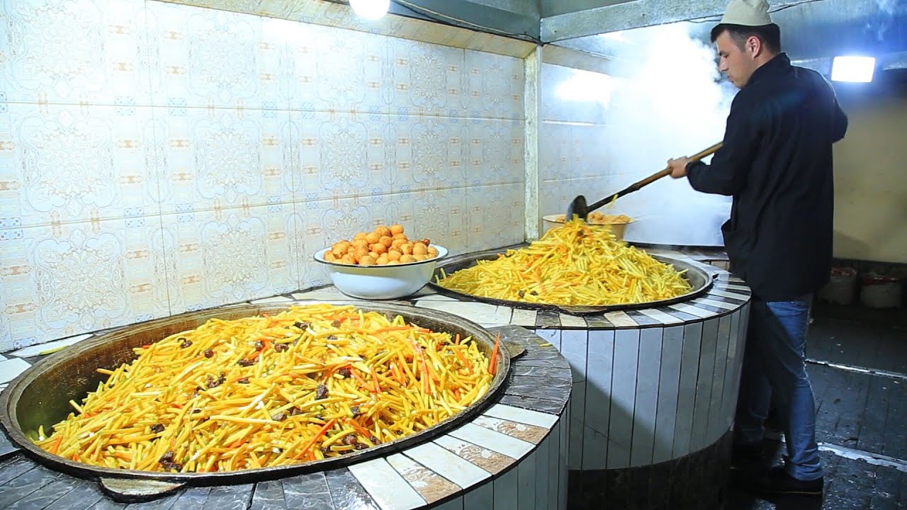 Плов в трех больших казанах