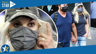 Anna Faris, 41, shows off wedding ring with new husband Michael Barrett, 51,after they ELOPED116 923