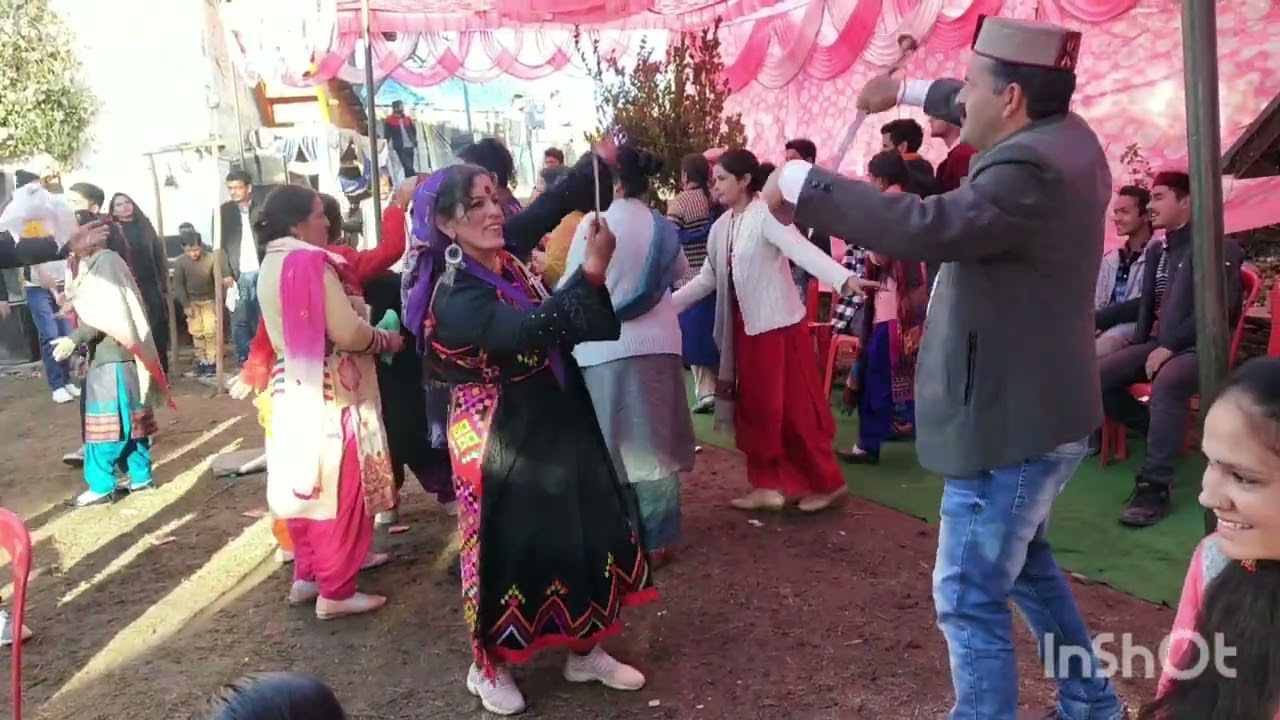 तलबार के साथ पहाड़ी डांस में और मेरे छोटे भाई M kant