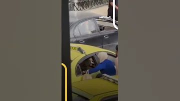 صعدت رغما عنه فتاة تدخل إلى تاكسي عبر النافذة بعدما تجاهلها السائق 