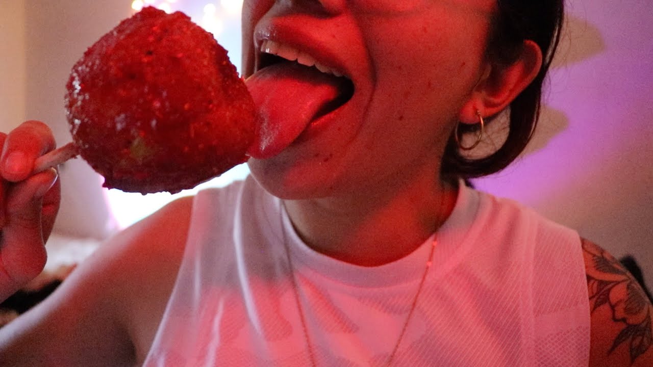ASMR comiendo manzana cubierta de chamoy 🍎