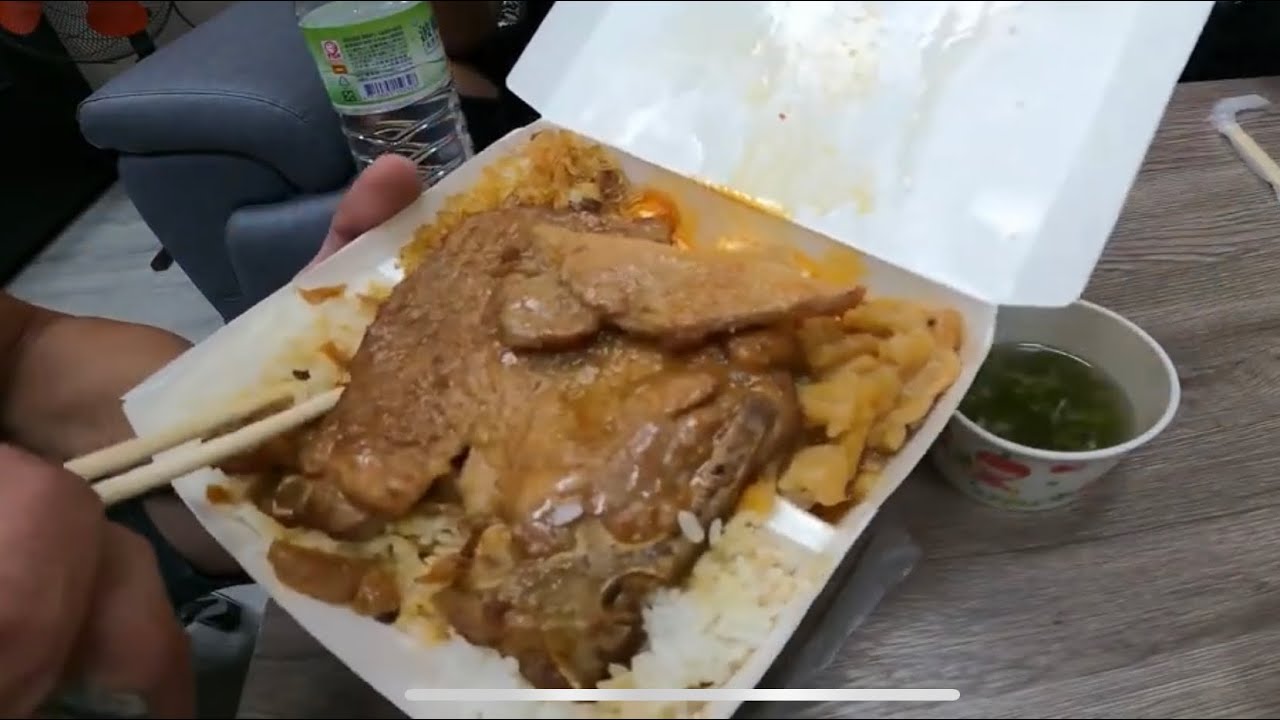 『J Y』便當系列之 高雄鳳山區中山東路上的90元一夫排骨便當、自助機台投幣出票取餐。免費附湯和飲料。😋😅😂🤣🌤️🛵🍱🥢🥣👀😋😘👨‍👧‍👦🥰😎💪👍🇹🇼🇹🇼