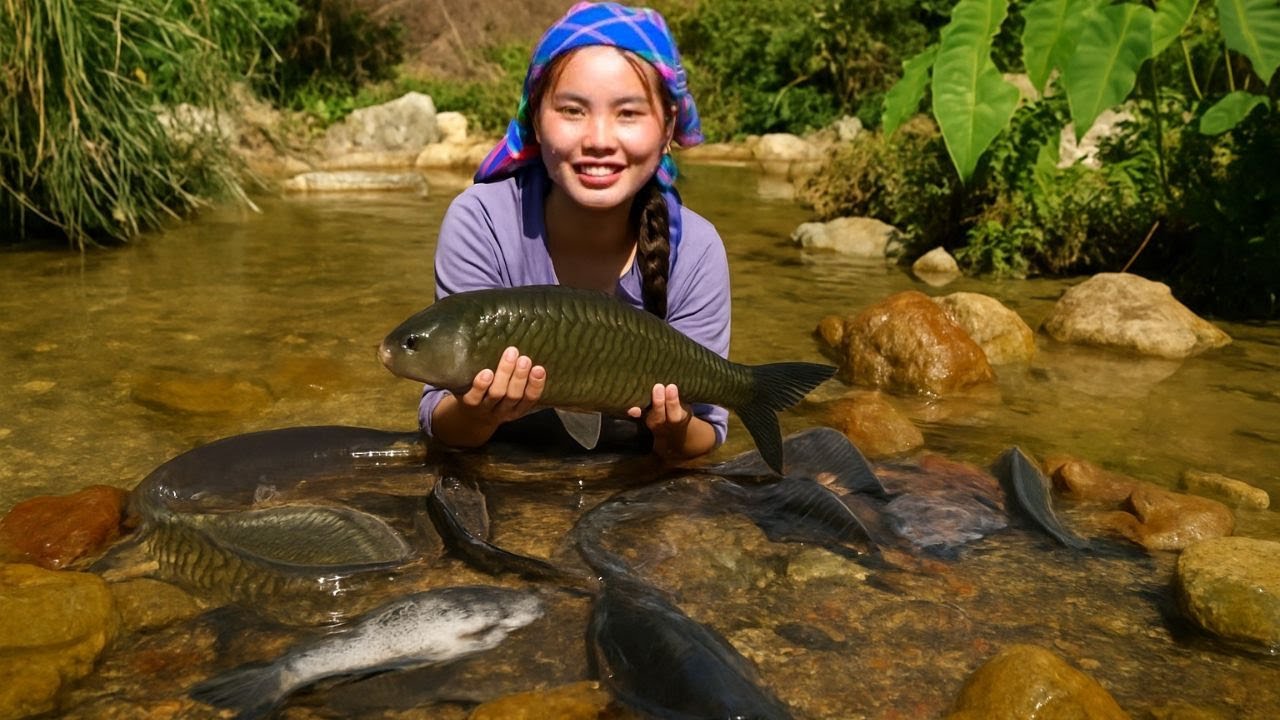 Вылавливаем вручную гигантскую речную рыбу с маленьким сыном для продажи на рынке и заботимся об ...
