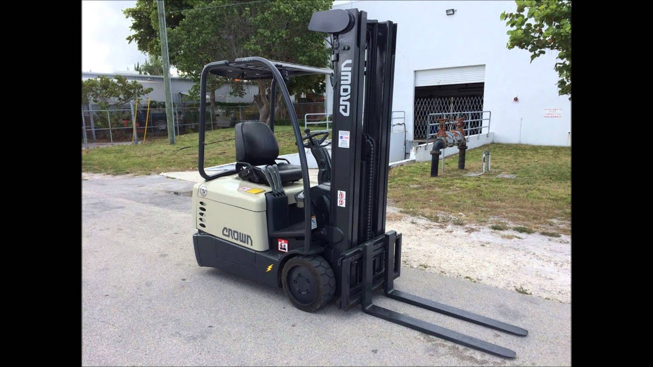 Crown Sc 4000 3 Wheel Electric Sit Down Forklift Youtube