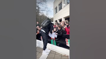 SCHITTEREND: WEGHORST maakt FAN BLIJ met HANDTEKENING! 🤩🖋️#Ajax #Amsterdam #Weghorst