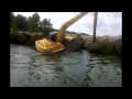 Длиннорукий плавающий экскаватор демонстрирует способность переплывать реку