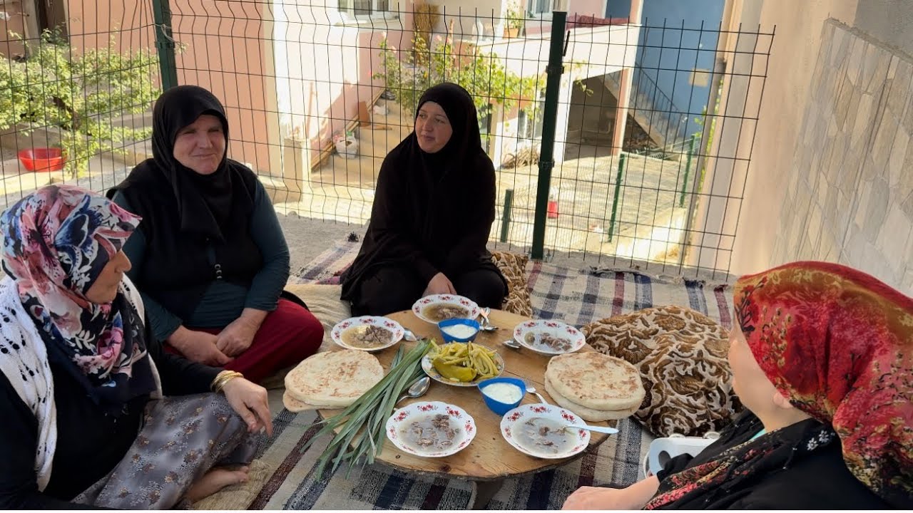Köyde bazlama pişirip yeğenlerimiz komşularımızla kapının önünde yemek çay ￼