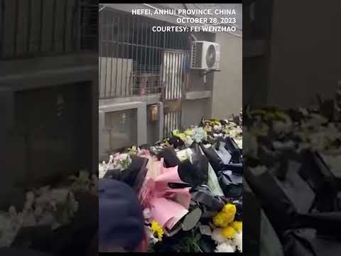 People Lay Flower Bouquets At Late Former Premier Li Keqiang S Childhood Home In E China S Hefei