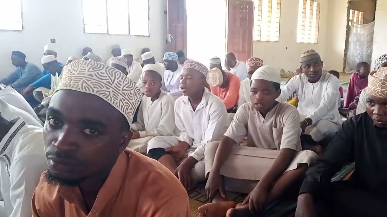 Muangalie Ustdh Ahmad ibnu Shekh Shabani akiimba sifa zake natamani  utapenda