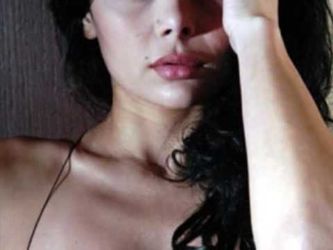 Haifa Wehbe sings "Ma Tekli Kan Ou Kan" (Forget the Past)