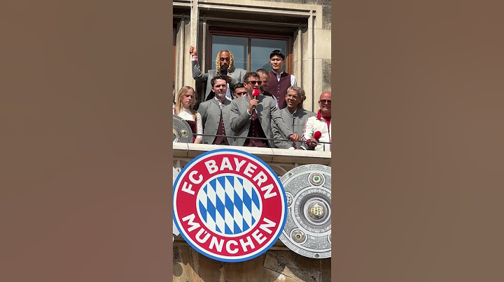 Thomas Müller verabschiedet sich vom Rathausbalkon von seinen Fans