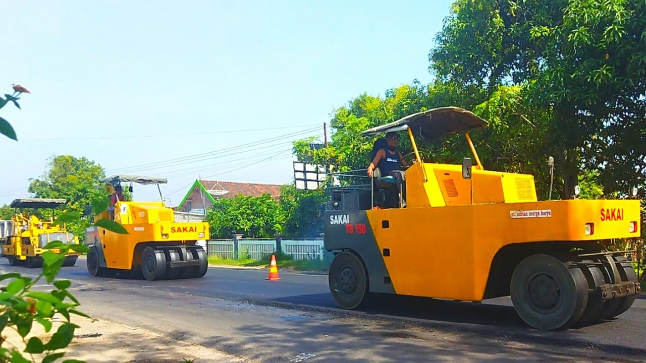 TAHAPAN PEMADATAN PENGASPALAN JALAN MENGGUNAKAN PTR ROLLER SAKAI TS150