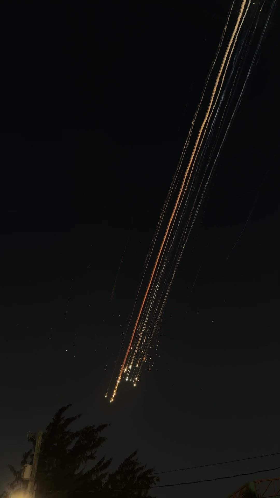 Starship Debris Across Sky || ViralHog