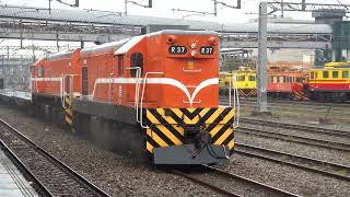 02/23/2022 台鐵 7202次 散裝貨列 本務R37柴電機車 回送R155柴電機車 嘉義開車 (怒吼+打滑)/TRA EMD G22-CU+G12 leading manifest train