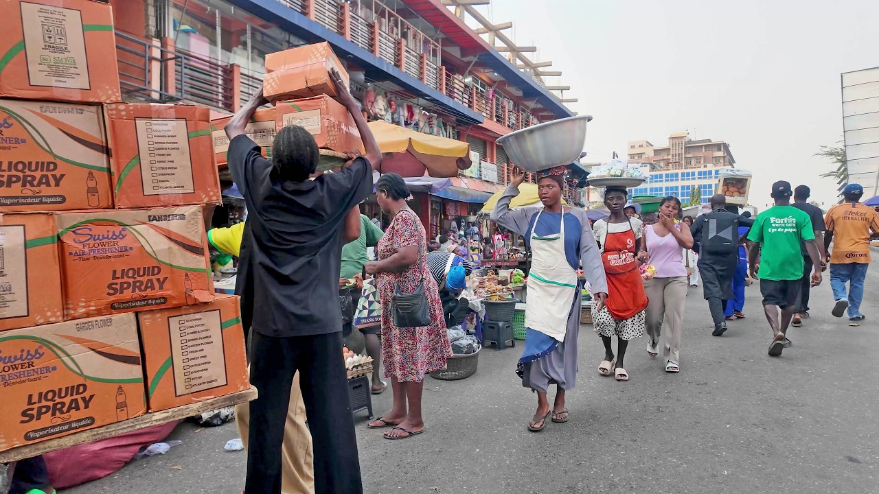 WALK IN  STREET MARKET IN GHANA ACCRA, AFRICA