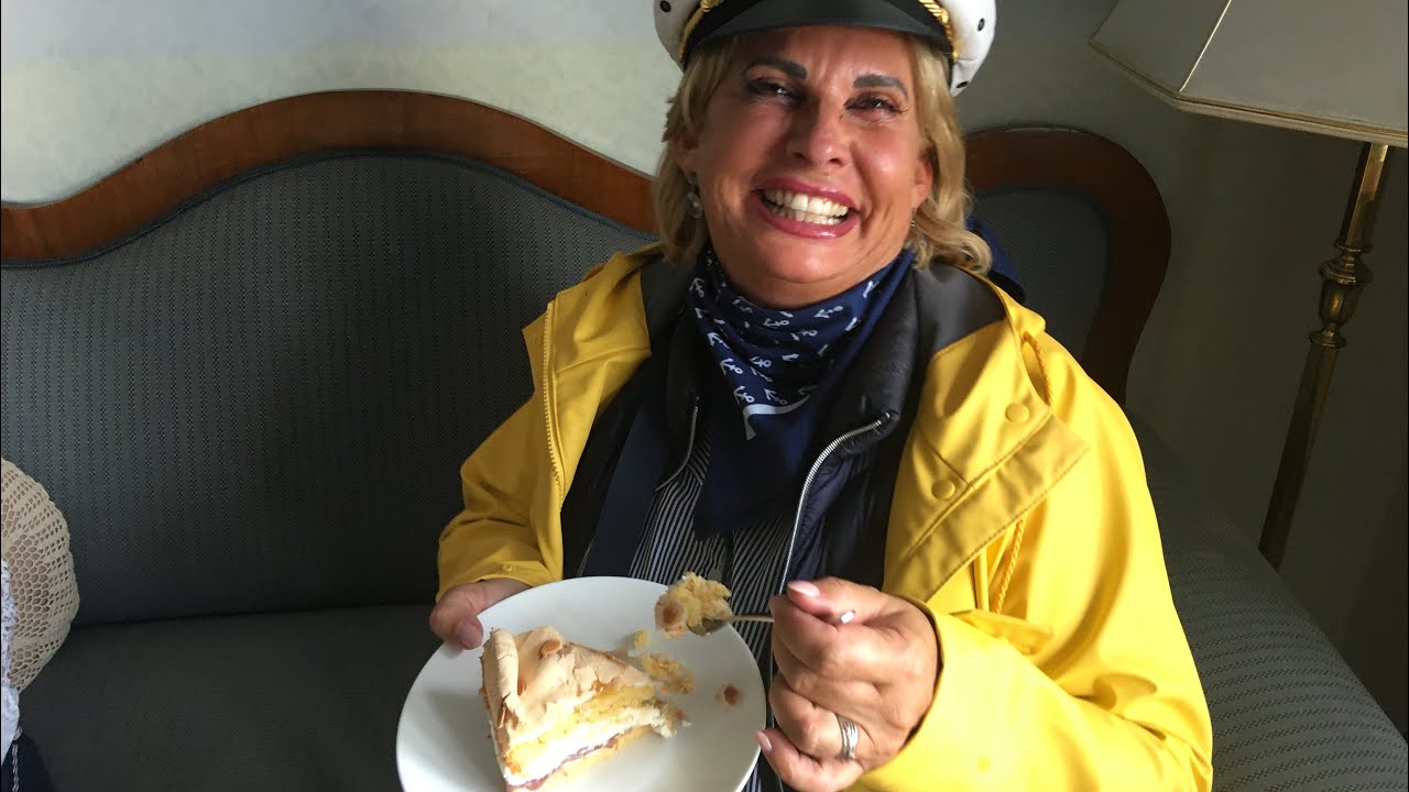 Ulrike schmeckt die Trümmertorte im Café im Theatrium in Tetenbüll