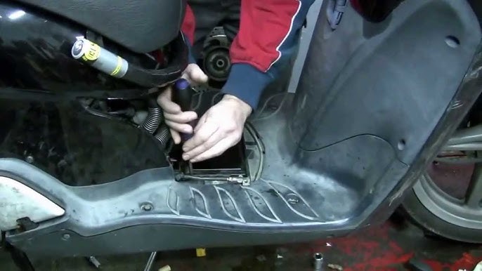 Cambio de la batería a una scooter Kymco Agility City 125 cc - YouTube