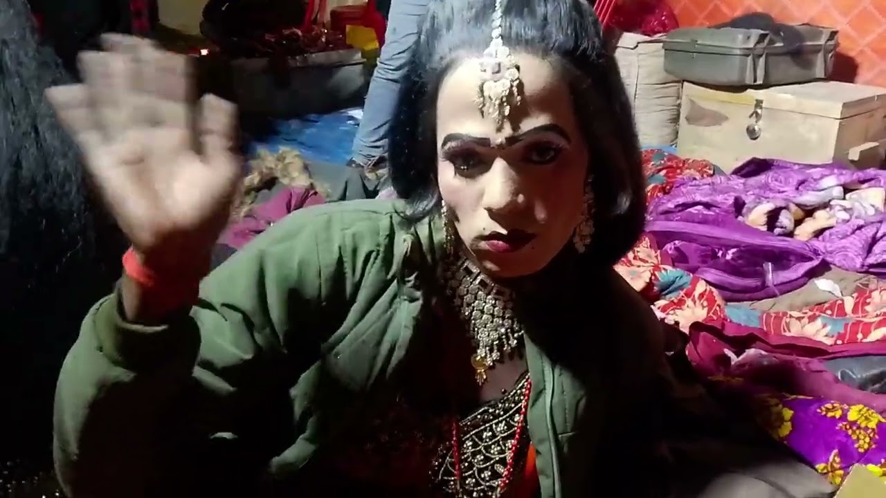 Sabhi kalakar makeup karte hue Raju Maurya ki nautanki