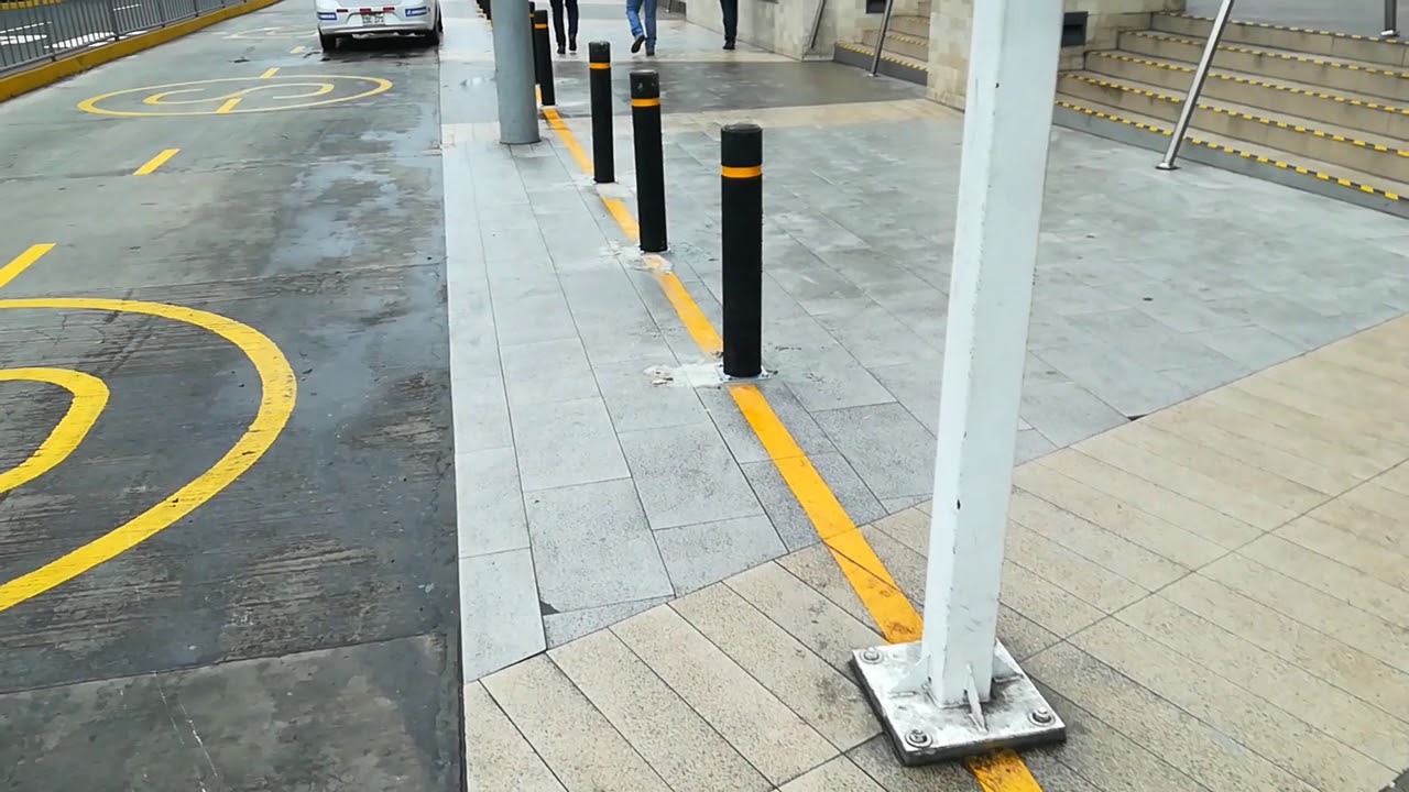 Bolardos delimitadores, bolardos crean barrera física, recubiertos de caucho evitan ingreso de autos