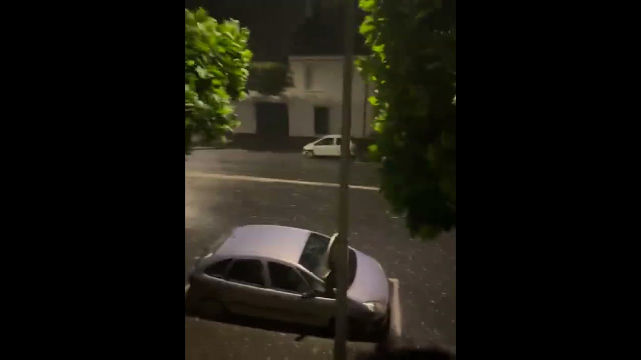 🚨NOTÍCIA APOCALÍPTICA ; Moradores gravaram uma forte chuva de granizo em Châteauroux/ França