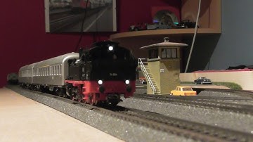 Marklin BR74 vertrekt vanaf het station met silberlingen