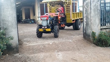 Xe công nông cầu đẩy của  gara đông xuân làm lốp đôi ,tời bụng , xe sơn màu vàng rất đẹp.