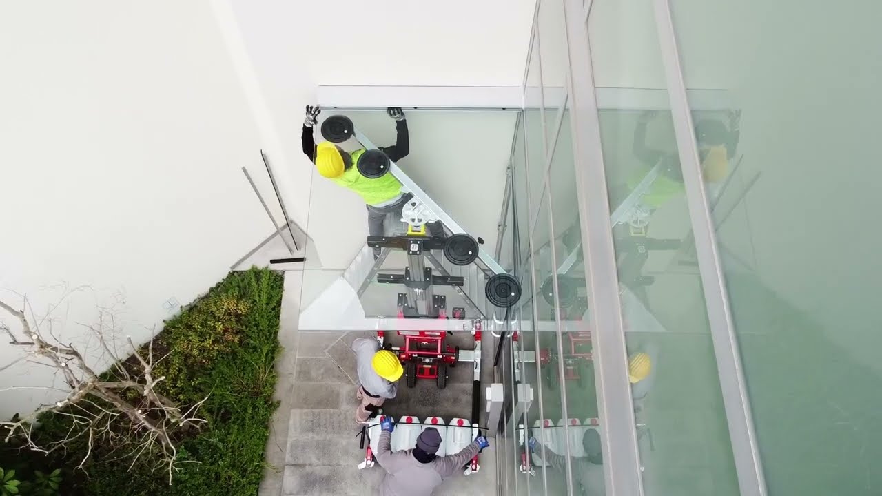 Montaggio pensilina in vetro di 170 kg grazie al sollevatore manuale per vetri Golia.