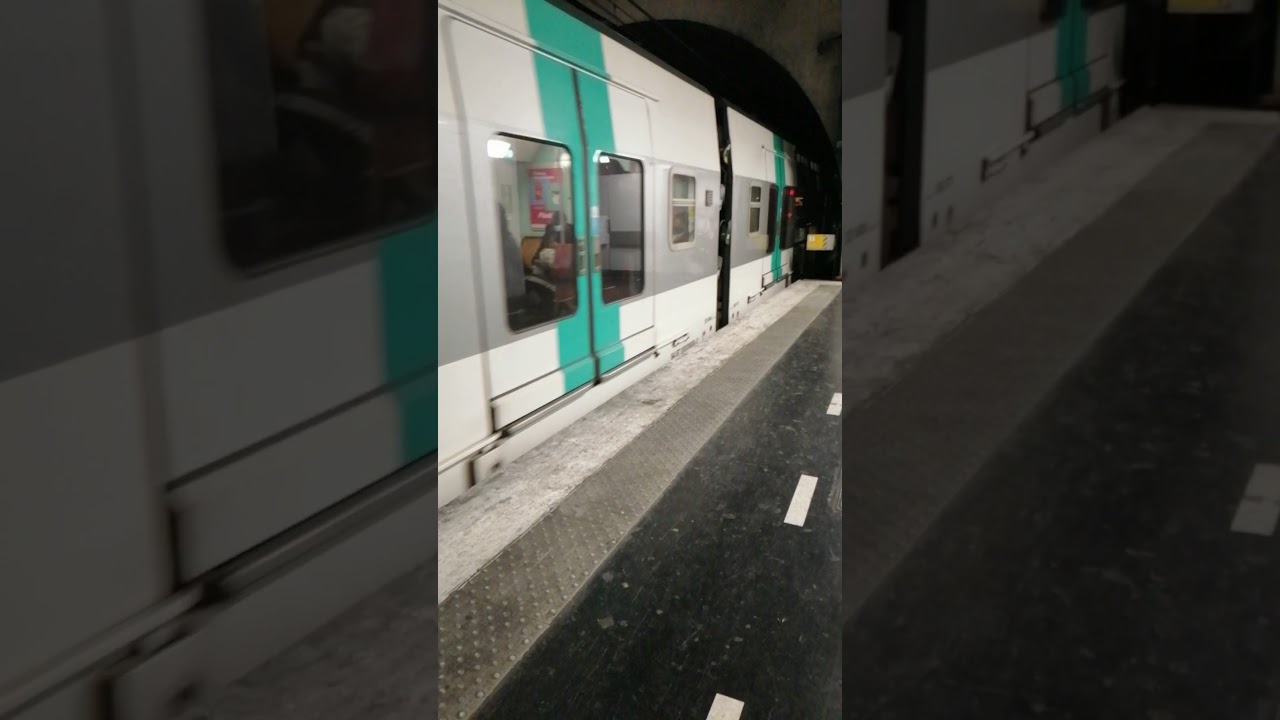 RER A MI09 arrives at Charles-De-Gaulle-Étoile on 27/12/21
