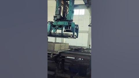 “Human vs Machine 💪🔥#smartblockline #concreteblocks #manufacturing