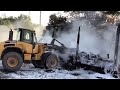 Aufwendige Nachlöscharbeiten nach LKW-Brand auf A45 - Radlader unterstützt die Feuerwehr