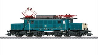 Details Märklin DB BR 194 Electric Locomotive, ocean blue/beige pulling Märklin 19 Car Heavy Freight Train Guide