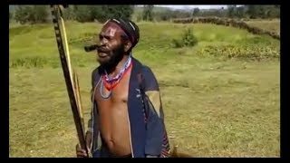 LUAR BIASA!! Kepala suku papua nyanyi lagu 17 Agustus