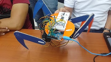 Primeras pruebas araña robotica de cuatro patas - UDI Barrancabermeja 2013