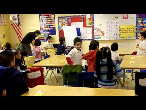 Chicken Dance - Spanish or English (ClFlexibilityroom Physical Activity Breaks)