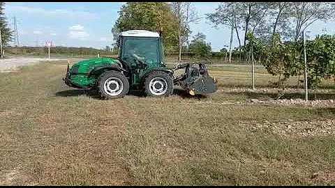 Trinciaerba reversibile ZILLI modello TWIN 4 su vigneto