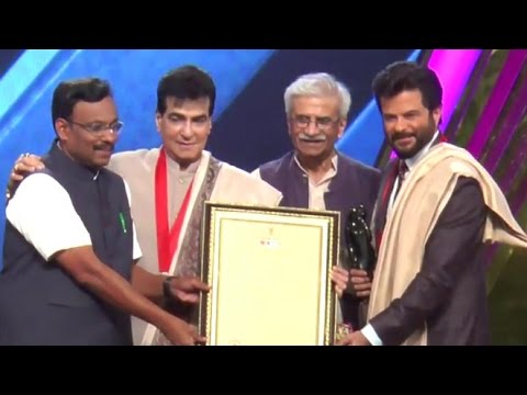 Jitendra  Anil Kapoor Receives Raj Kapoor Remembrance Award