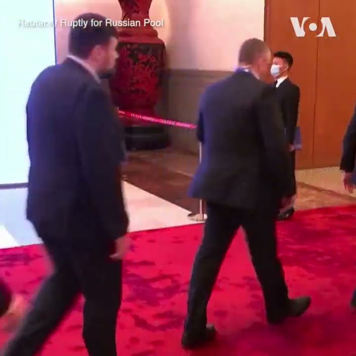 俄媒体播出普京出访携带核手提箱画面