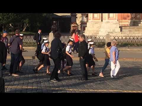Джон Бон Джови позирует для фотографий на Красной Площади в Москве (29.05.2019)