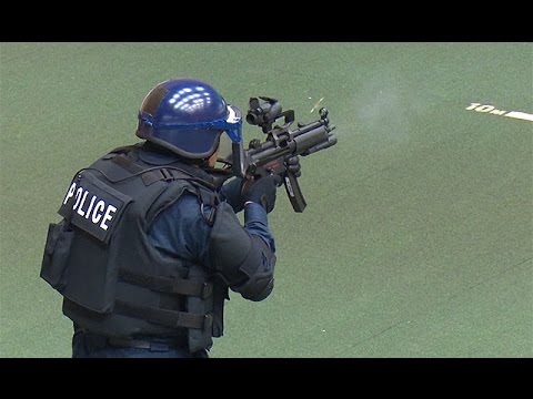 警視庁、初の実弾射撃訓練公開＝サブマシンガン連射で犯人制圧