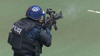 警視庁、初の実弾射撃訓練公開＝サブマシンガン連射で犯人制圧