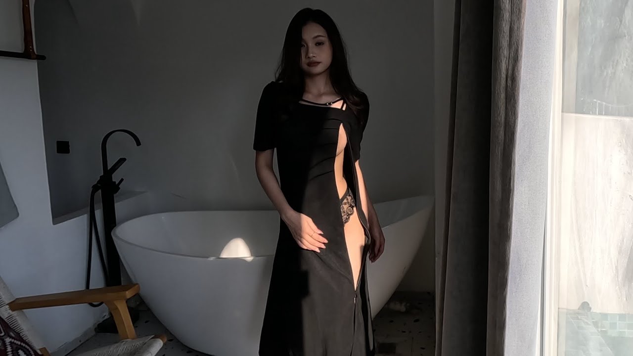 黑色性感小礼服很适合小雅，穿上去性感神秘