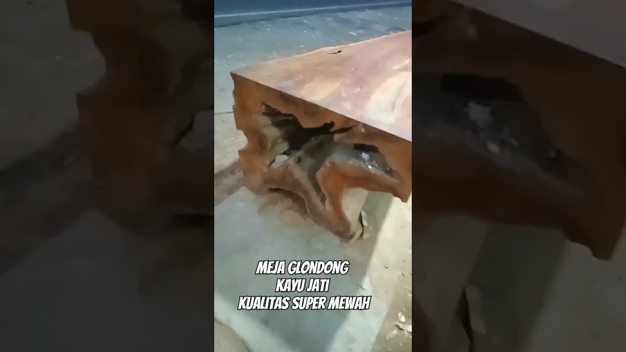 meja kayu jati utuh berusia 300 tahu. 