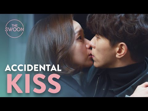 Ko Sung-hee plants a drunken kiss on Yoon Hyun-min | My Holo Love Ep 2 [ENG SUB]