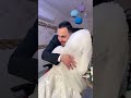 استقبال العريس لعروسته عند الكوافير واخدها بالاحضان 
