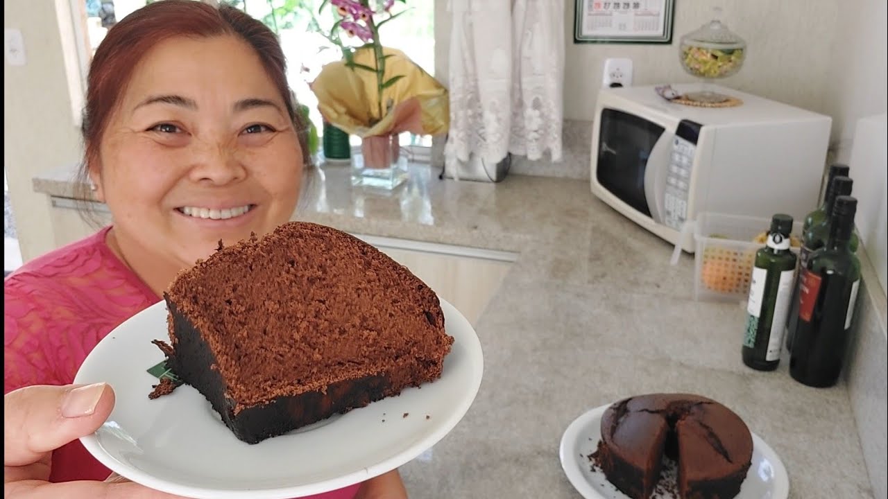 FIZ UM BOLO DE CHOCOLATE SEM TRIGO | SEM AÇÚCAR | SEM LEITE | ÚMIDO POR DENTRO QUE NÃO ESFARELA