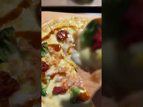 タラバガニとズワイガニのピザ　レストラン ジェノバ　函館市観光