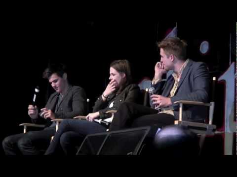 Kristen Flips off Rob.. lovely teasing @ Twilight Convention LA 2010