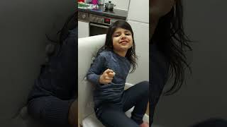 Aarya Kha Rhi Hai Strawberry Chips