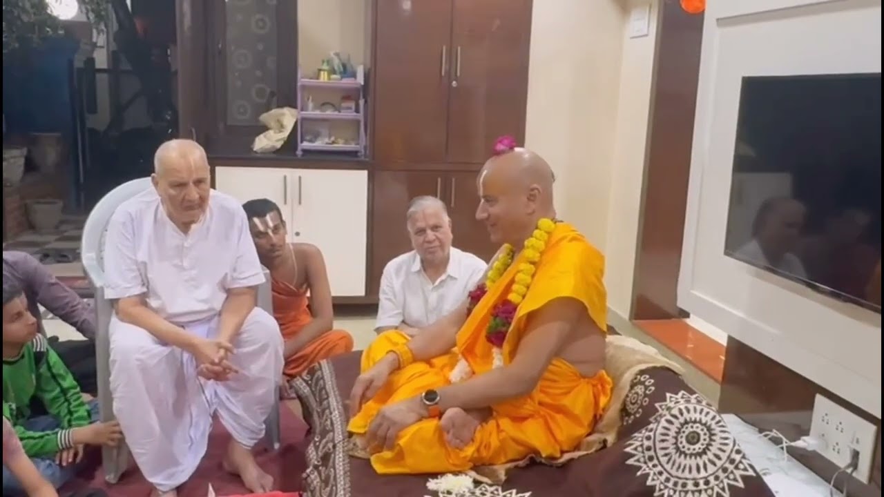 वैष्णव भक्तों के साथ हरि चर्चा करते हुए पूज्य स्वामी जी महाराज