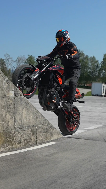 UP THE WALL 😁 Trial mixed with stuntriding ✊💨 #motorcycle #ktm790duke